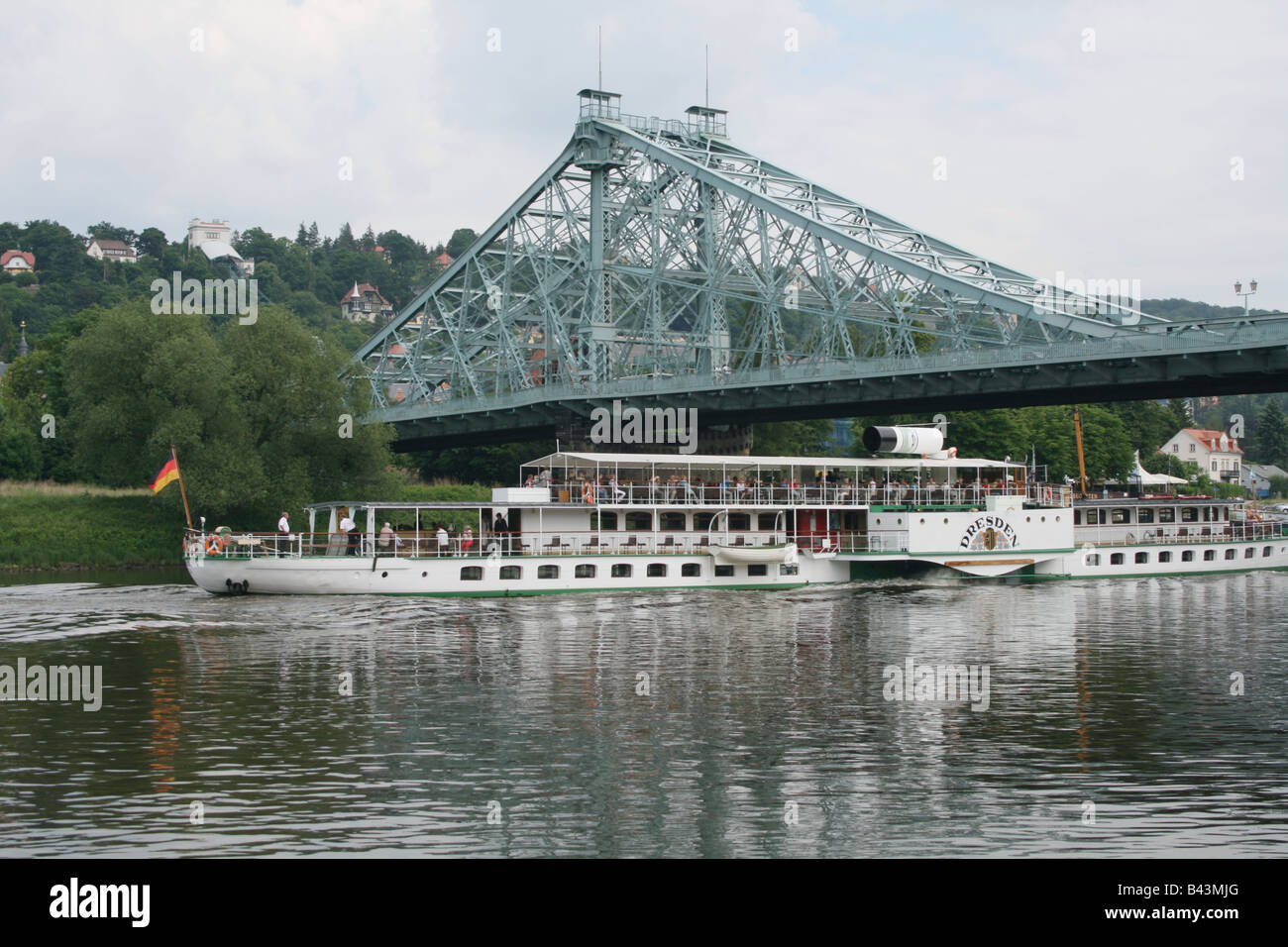 Raddampfer und Loschwitz-Brücke blaues Wunder Brücke über den Fluss Elbe Dresden Deutschland Juni 2008 Stockfoto