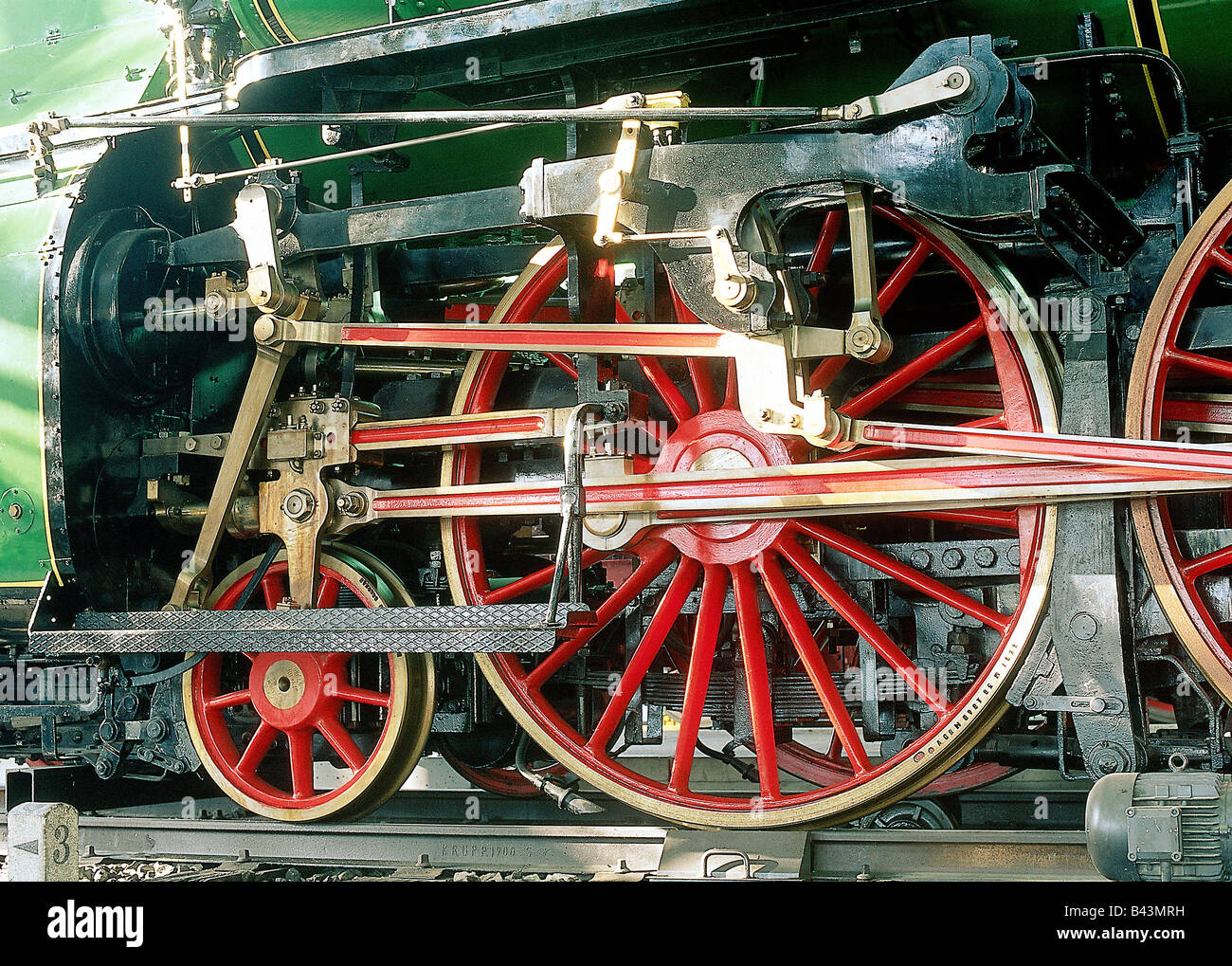 Geographie/Reisen, Deutschland, Bayern, München, Museen, Deutsches Museum, Innenansicht, Abteilung des Schienenverkehrs, Eisenbahn, Flugzeug, Bahn Dampflok S 3/6, Nr. 3634, Bayerischer Motor und Antriebsrad, Detail, Baujahr: 1912, Firma Maffei, München, Rad, das 100-jährige Jubiläum im Jahr 2003, Maschine, Technik, Additional-Rights - Clearance-Info - Not-Available Stockfoto