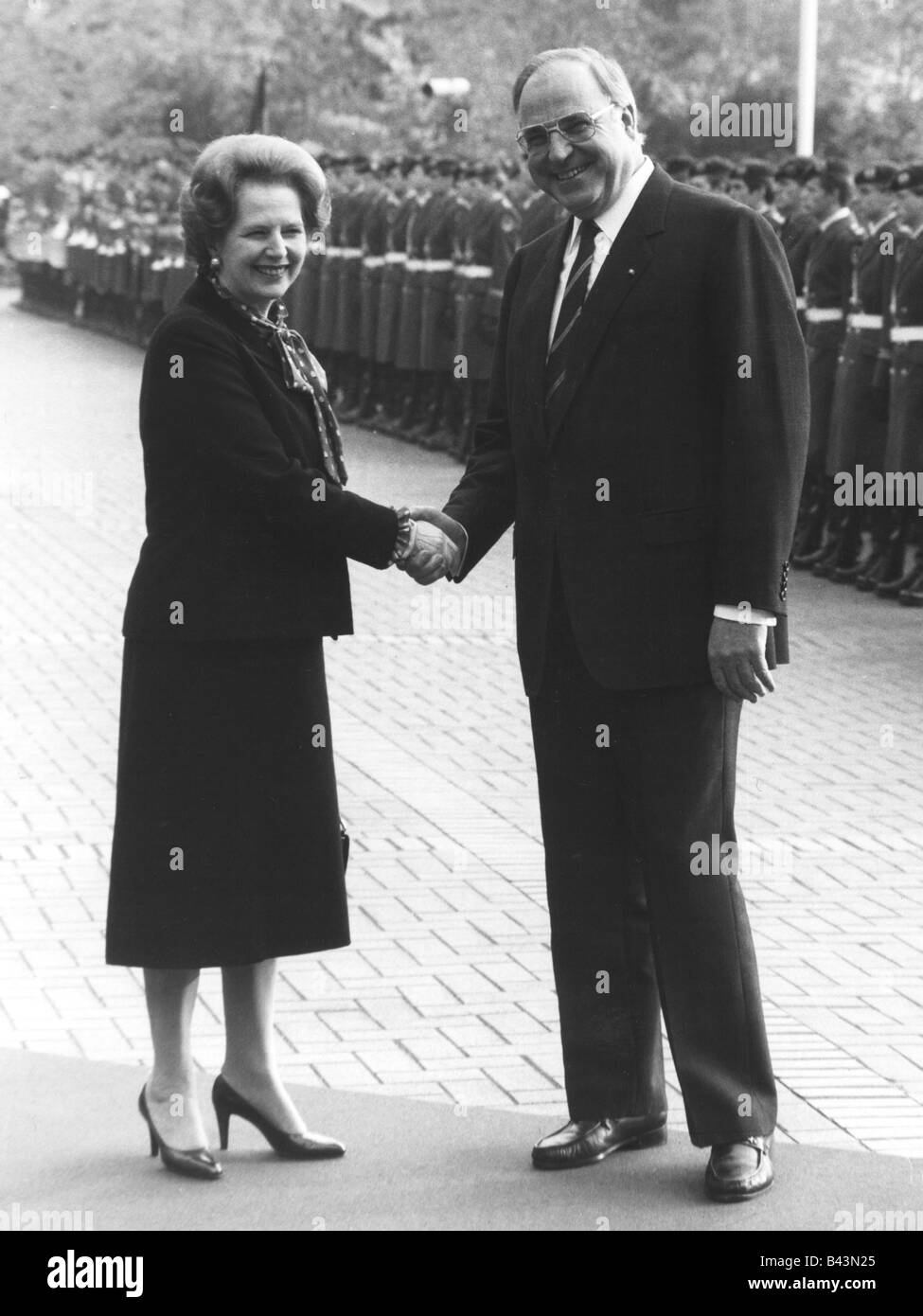 Kohl, Helmut, * 3.4.1930, deutscher Politiker (CDU), Kanzler von Deutschland 1982 - 1998, volle Länge, mit der britischen Premierministerin Margret Thatcher, Bonn, 28.10.1982, Stockfoto