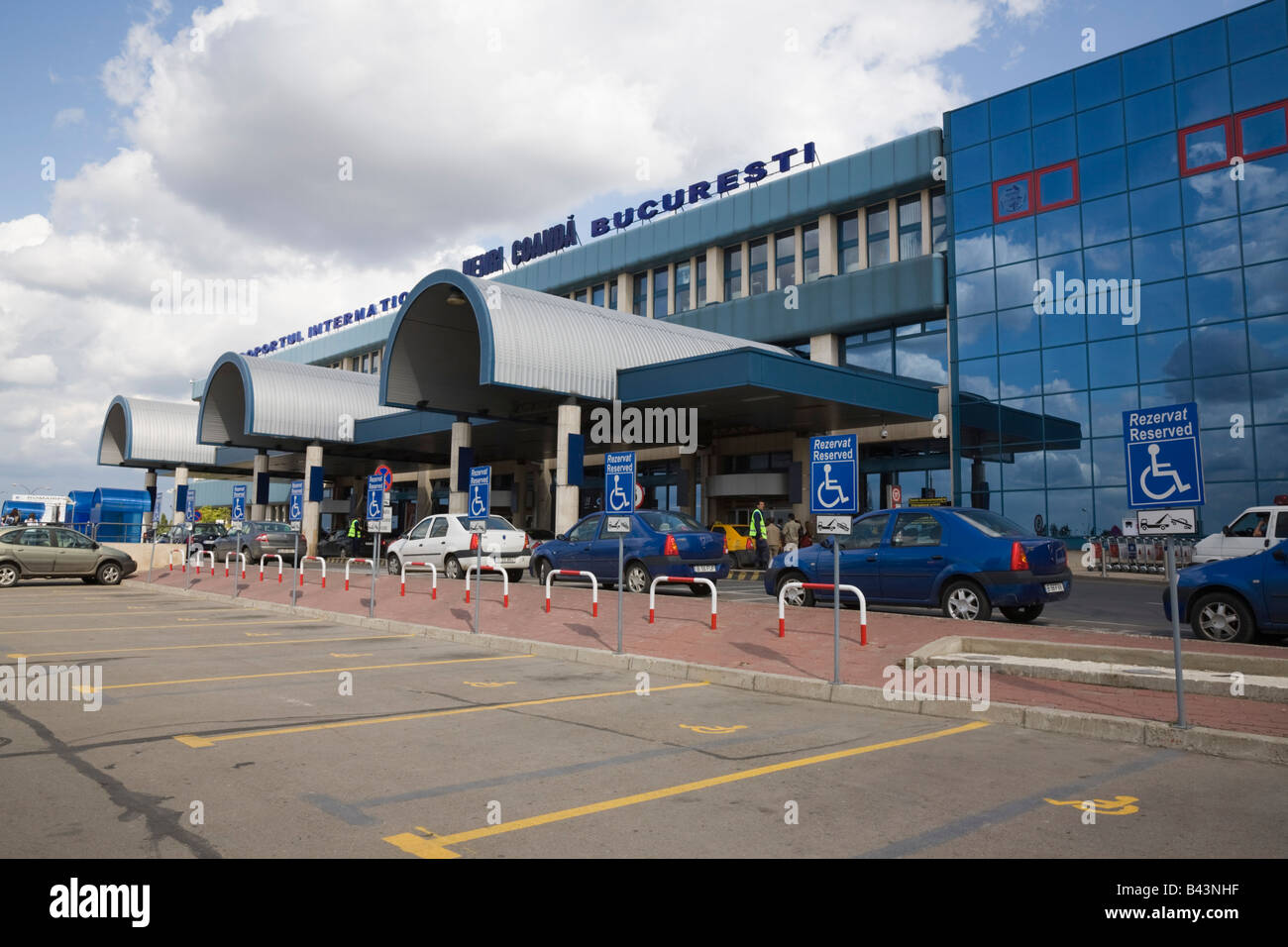 Otopeni Flughafen Bukarest Rumänien internationale Abflüge Gebäude außen mit leeren Behinderten Parkplätze im Parkhaus Stockfoto