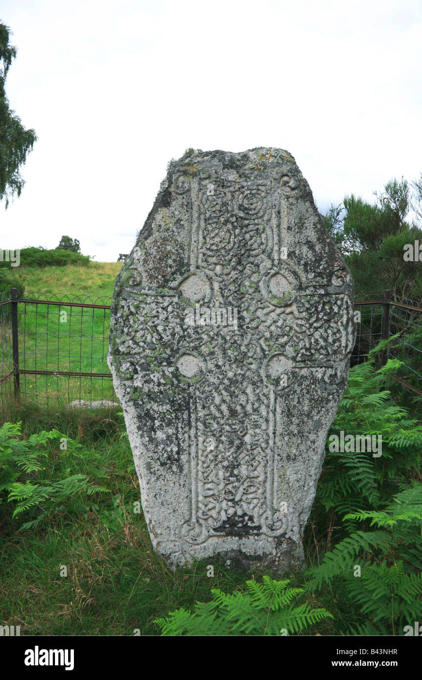 Keltisches Kreuz mit Loch Kinord auf Muir of Dinnet Nature Reserve, Aberdeenshire, Schottland, Großbritannien. Stockfoto