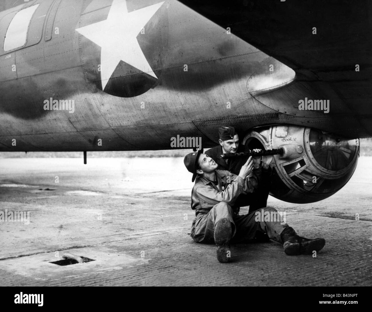 Ereignisse, Zweiter Weltkrieg/zweiter Weltkrieg, Luftkrieg, Deutschland, ein amerikanischer und britischer Mechaniker auf der unteren Maschinengewehrstation einer B-17 "Flying Fortress", England, ca. 1942/1943, Stockfoto