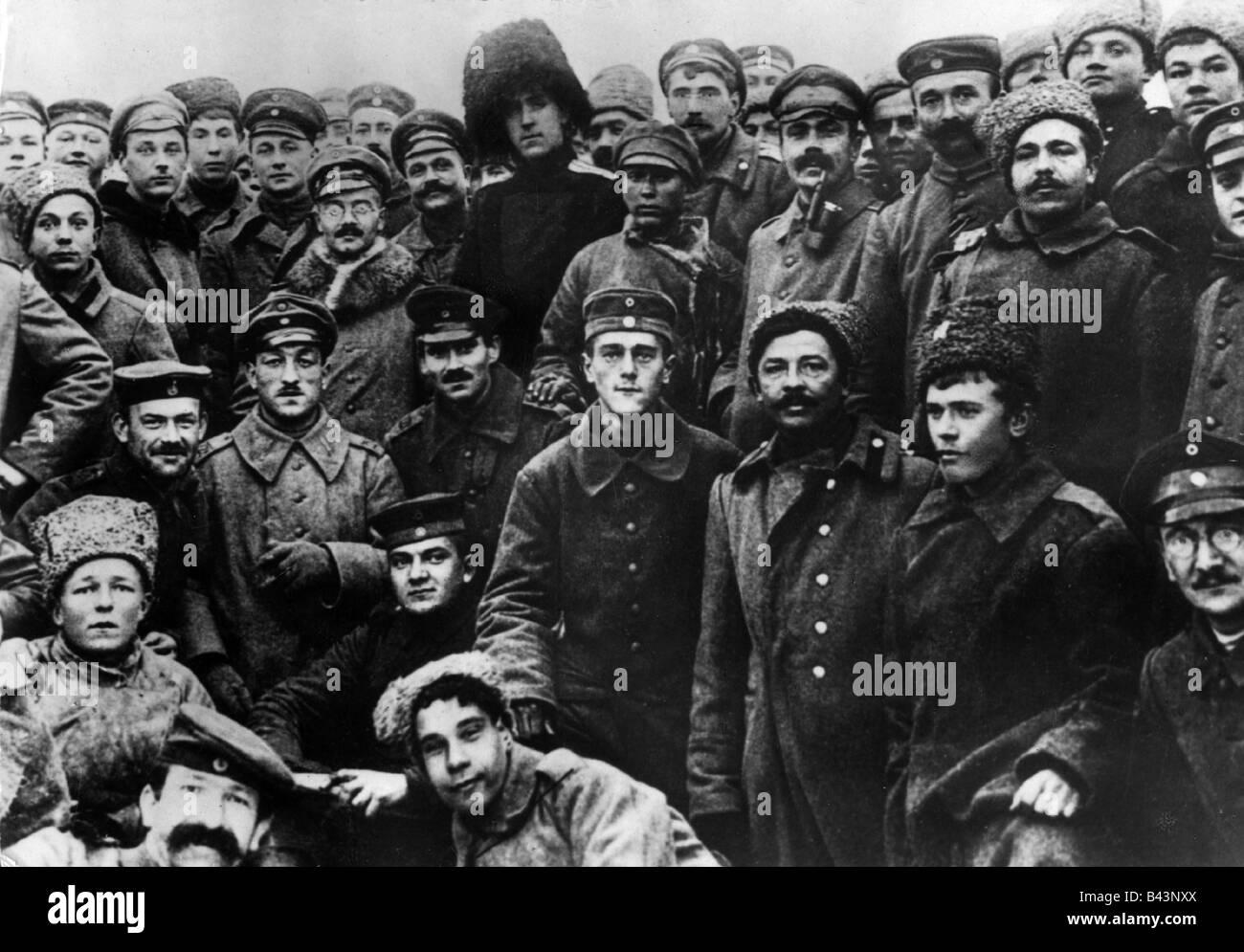 Veranstaltungen, Erster Weltkrieg/erster Weltkrieg, Ostfront, Verbrüderung deutscher und russischer Soldaten, Gruppenbild, 1918, Stockfoto