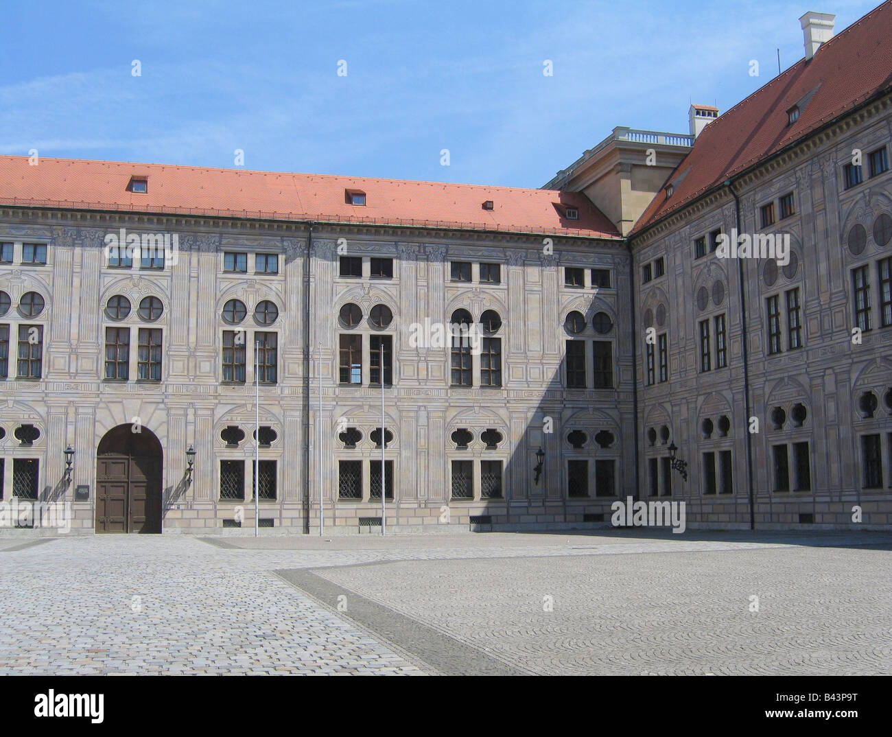 Geographie/Reisen, Deutschland, Bayern, München, Residenz, Fountain Court, die 1613 - 1618 AD von Hans Krumper unter Herzog Maximilian I., Aussicht, ehemaligen Neuveste, Wohnsitz des Wittelsbachers seit dem 14. Jahrhundert AD, Architektur, Barock, Innenhof, historisch, historische, Alte, Gebäude, Fassade, Schatten,, Additional-Rights - Clearance-Info - Not-Available Stockfoto