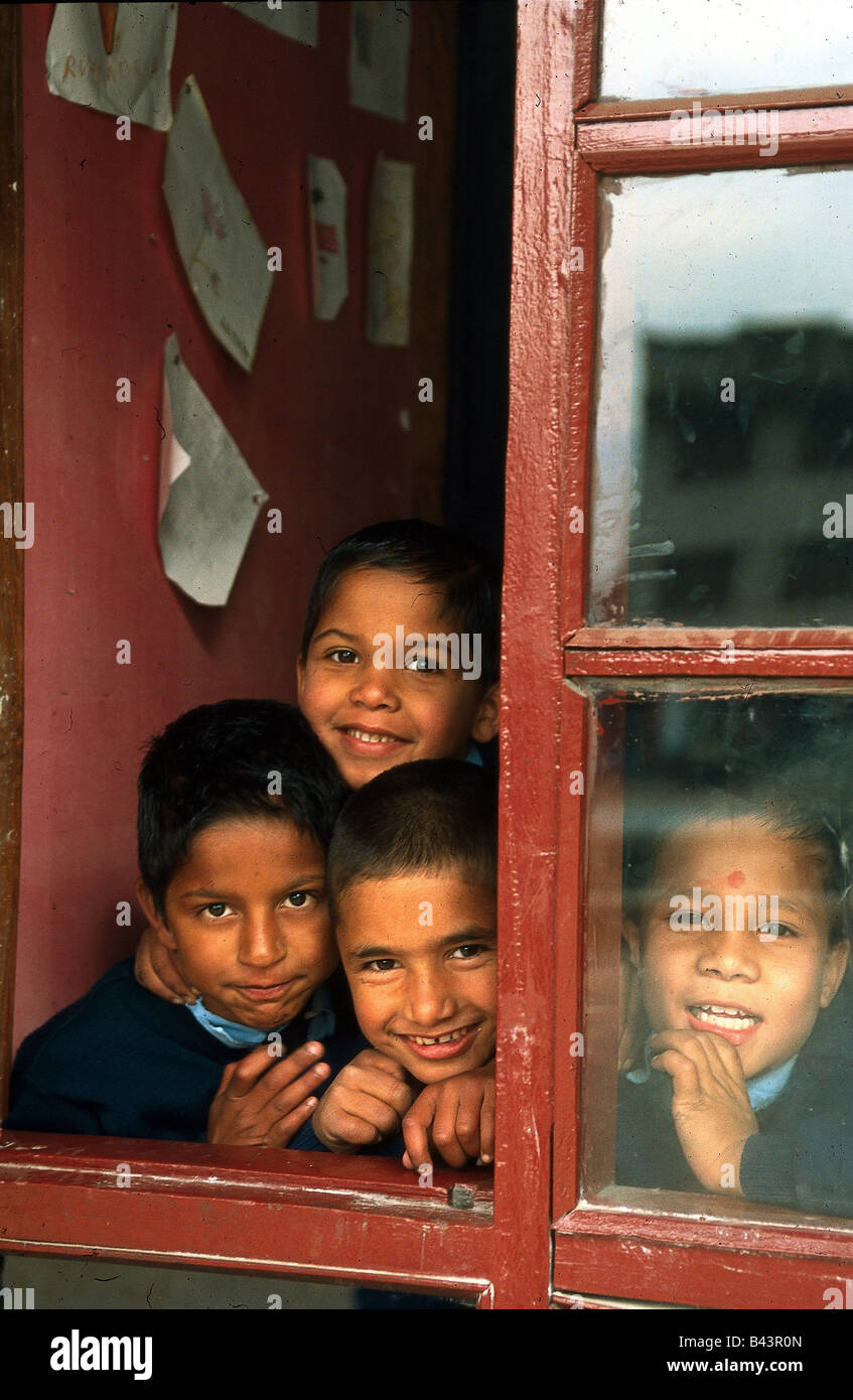 Geographie/Reisen, Nepal, Menschen, Kinder in einem SOS-Kinderdorf, Thimi, aus dem Fenster schauen,, Additional-Rights - Clearance-Info - Not-Available Stockfoto