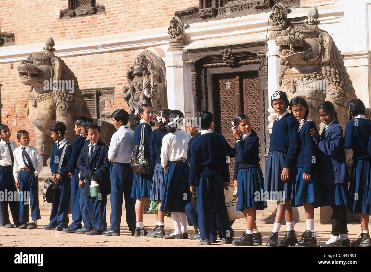 Geographie/Reisen, Nepal, Menschen, Kinder in Schuluniform vor dem Palast in Bhaktapur, Tal von Kathmandu, anstehen, warten, Additional-Rights - Clearance-Info - Not-Available Stockfoto