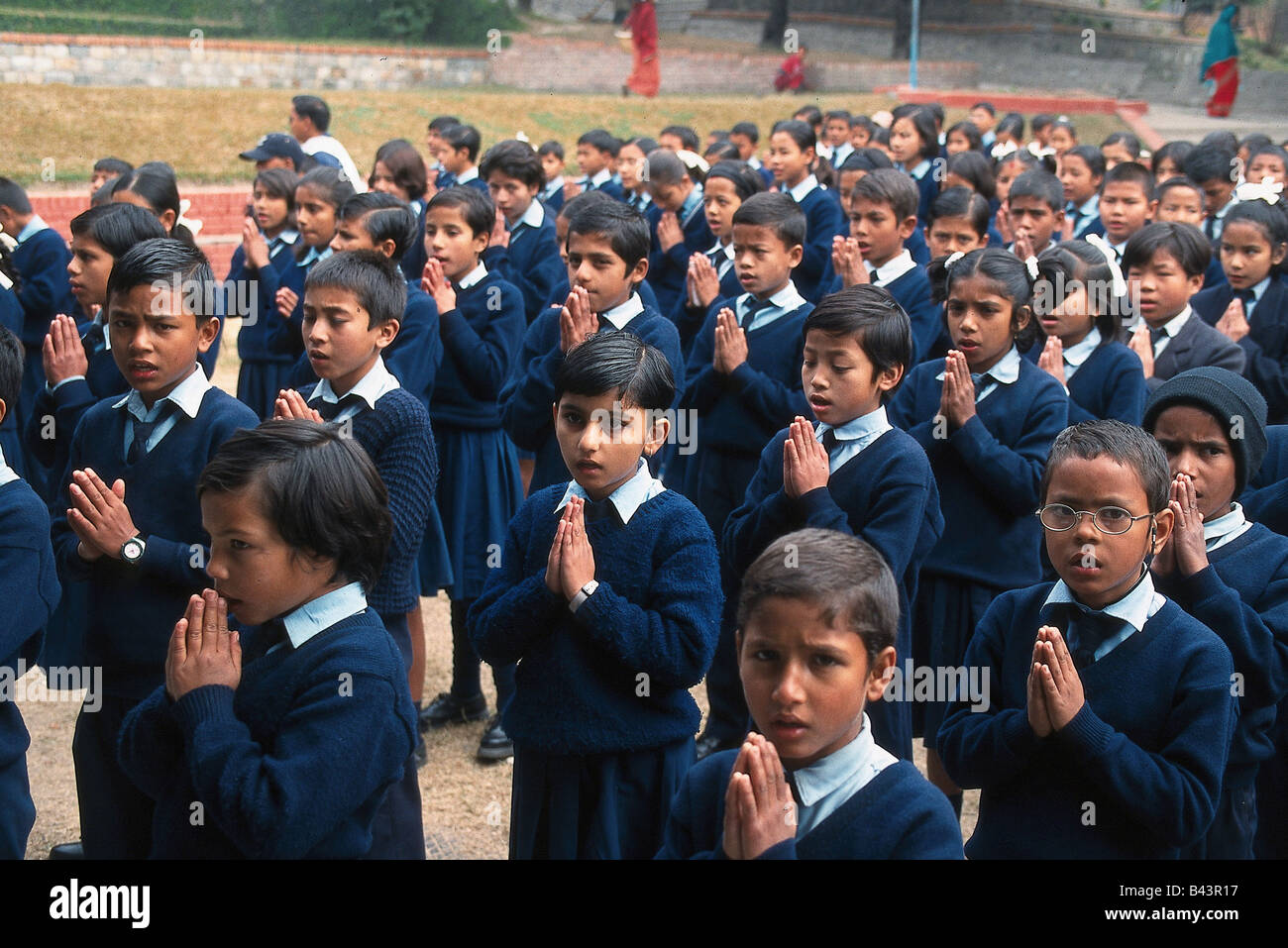 Geographie/Reisen, Nepal, Menschen, Kinder in einem SOS-Kinderdorf, Thimi, Gebet, Religion, Additional-Rights - Clearance-Info - Not-Available Stockfoto