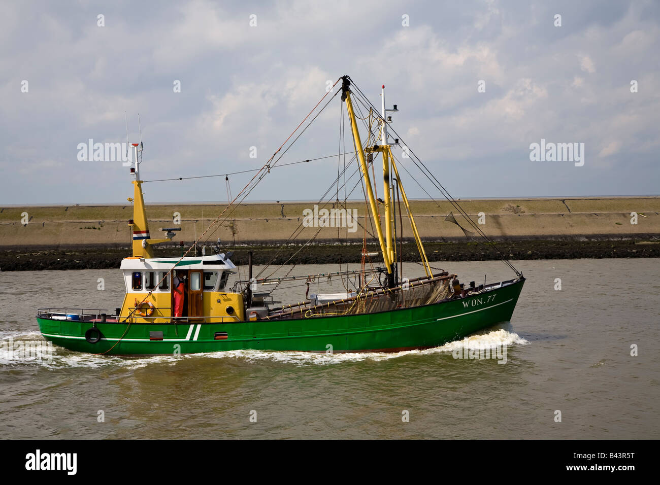 Angelboot/Fischerboot im Hafen von Harlingen Friesland Niederlande Stockfoto