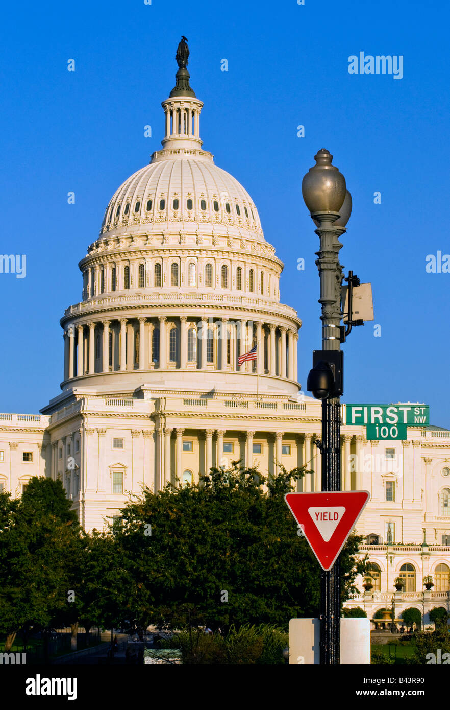 Ein Blick auf das US Capitol Building in Washington D.C. mit einem Straße Zeichen und Lampe Post im Vordergrund. Stockfoto