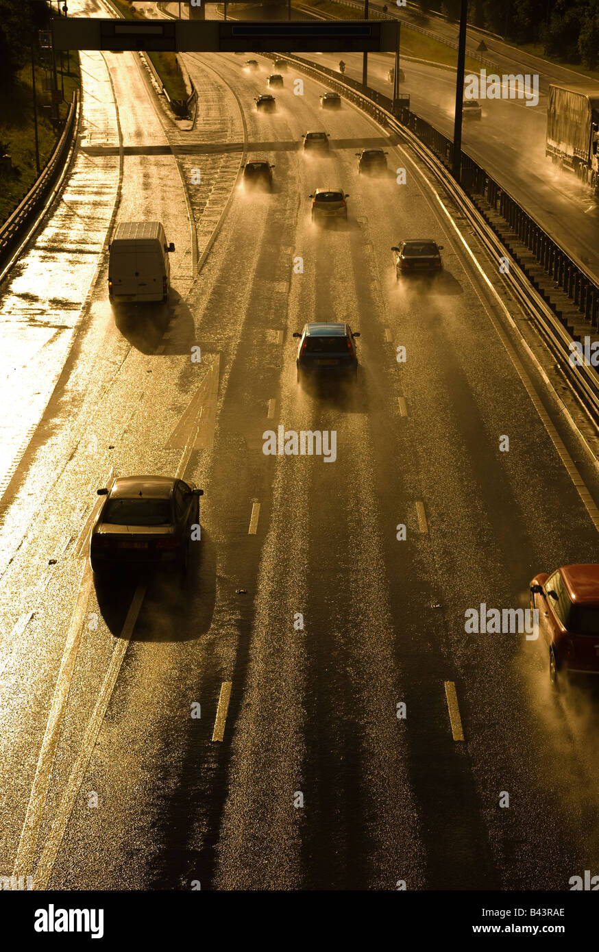 Autobahnverkehr am Abend Regen Sturm Stockfoto
