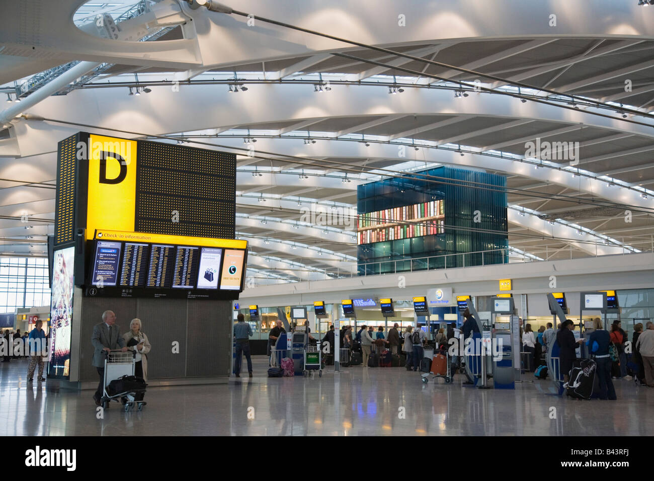 Mehr London England UK Heathrow Flughafen Heathrow internationalen BA Einchecken Abflugbereich im Terminal 5 Stockfoto