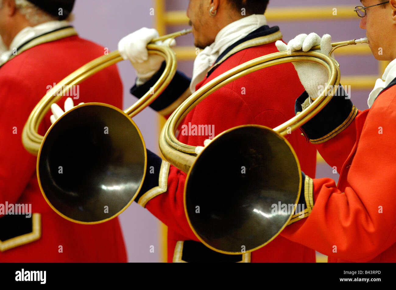 Gruppe von französischen Musiker spielen auf Jagdhorn und mit traditionellen roten Kleid - Frankreich Stockfoto