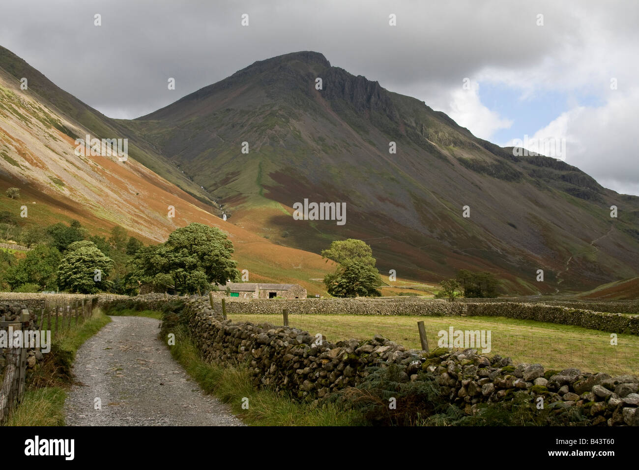 Stein zu verfolgen auf Burnthwaite Farm bei Wasdale Head mit großen Giebel im Hintergrund, Nationalpark Lake District, Cumbria Stockfoto