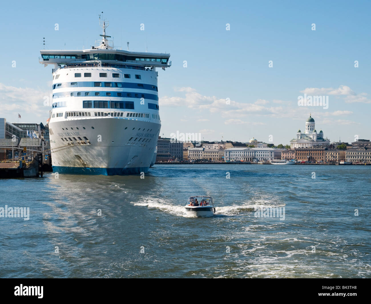 Silja Seranade cruise Ferry und Schnellboot im Hafen von Helsinki, Finnland Stockfoto