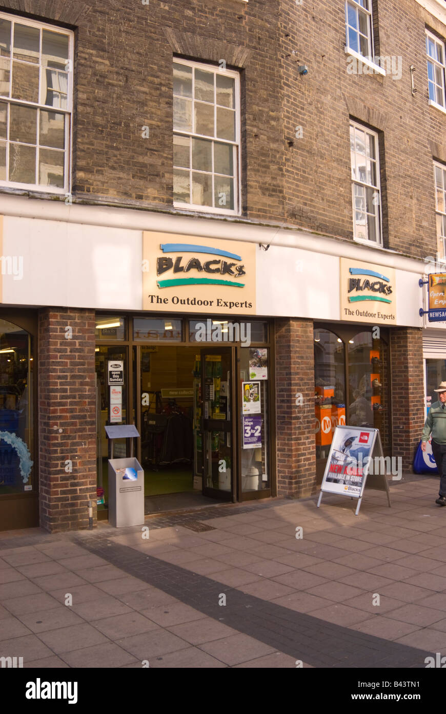 Schwarze, Outdoor-shop Verkauf Bekleidung und outdoor-Aktivitäten waren in Norwich, Norfolk, Großbritannien Stockfoto