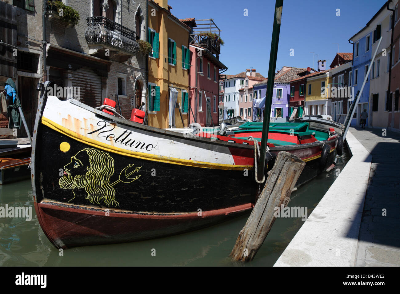 "Nettuno" Bootsliegeplatz im Kanal in Burano, Venedig, Italien Stockfoto