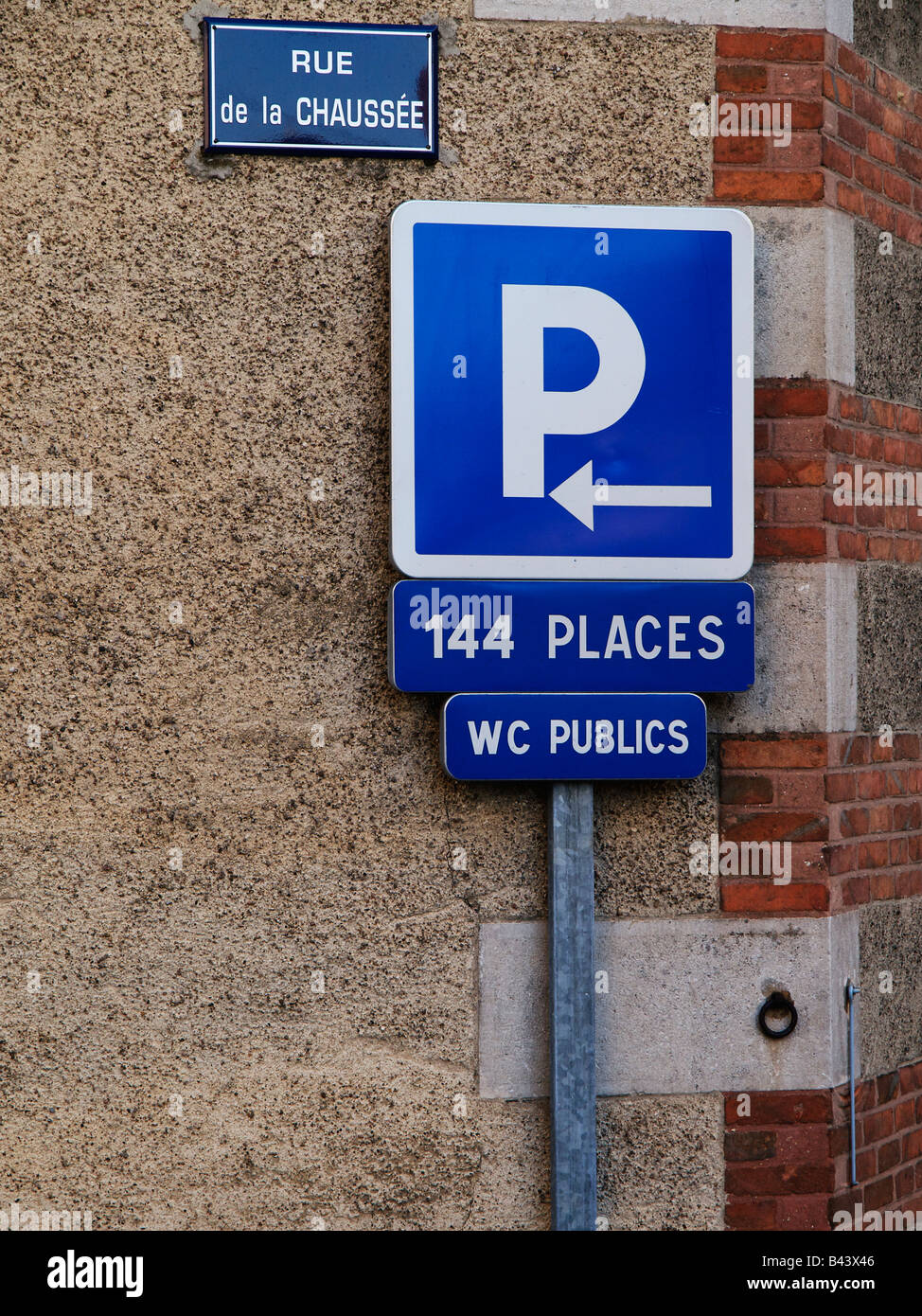 Parkplatz Schild in Aubigny Frankreich Stockfoto