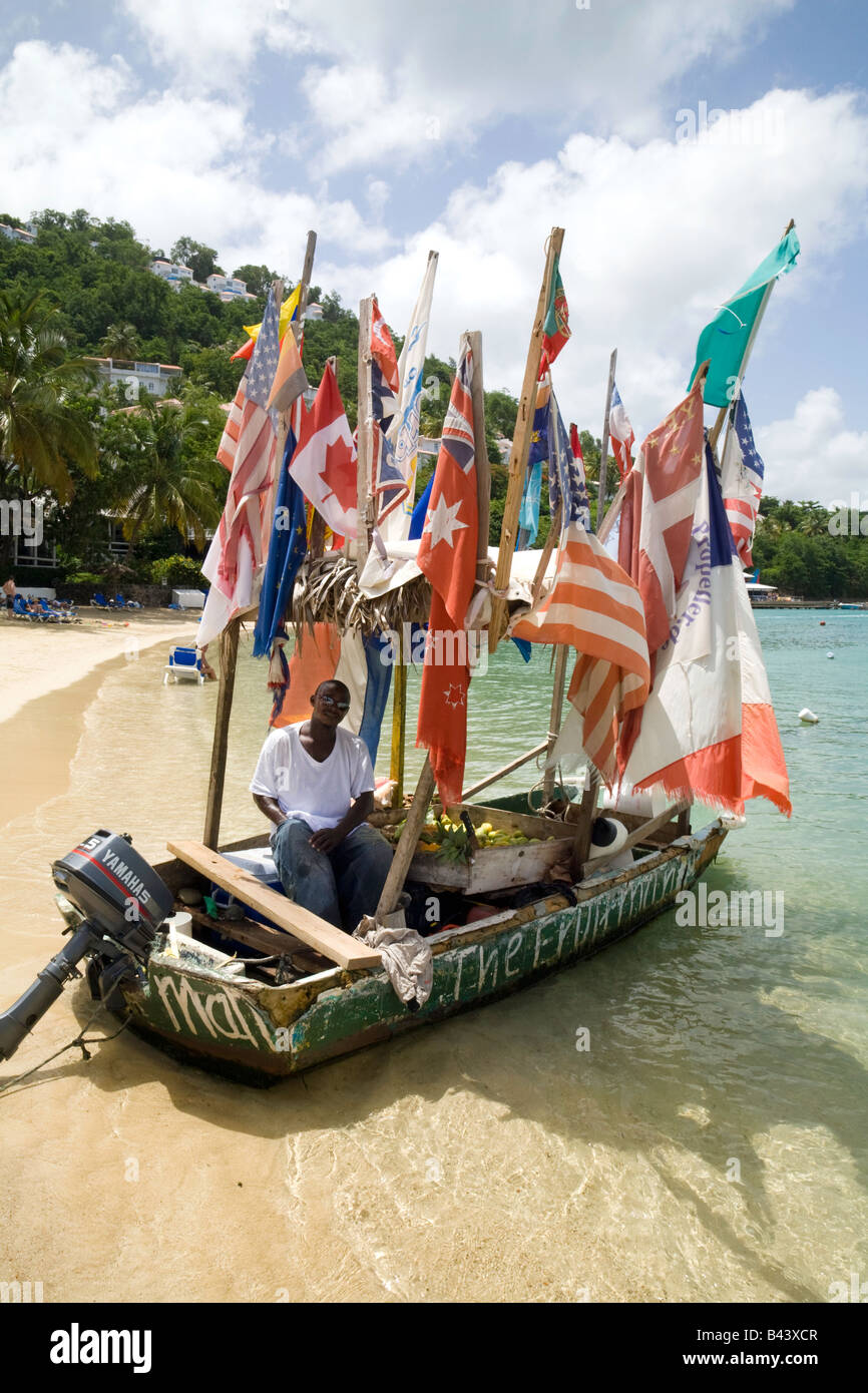 Der Obstmann, ein lokaler Händler, der Obst von seinem Boot an Touristen verkauft, Windjammer Bay, St. Lucia, Windward Islands, Caribbean Beach, „Westindische Inseln“ Stockfoto