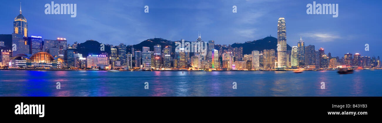 China Hong Kong Skyline von Kowloon in der Abenddämmerung betrachtet Stockfoto