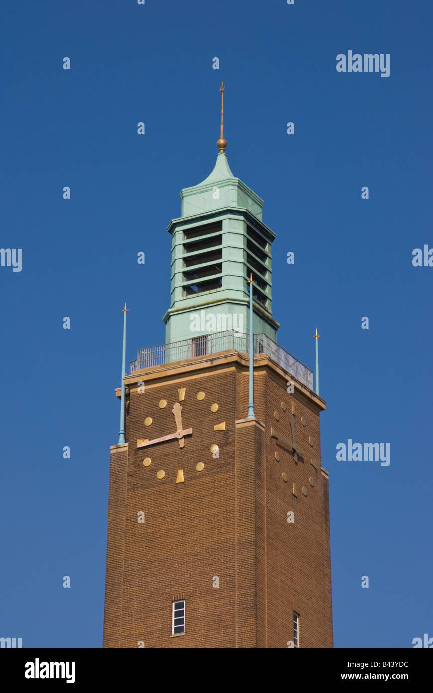 Clock Tower in Großbritannien auf schönen Sommertag Stockfoto