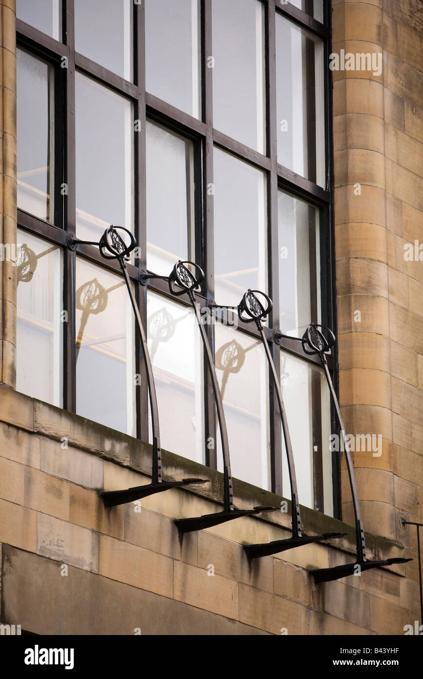 UK Schottland Glasgow School of Art Charles Rennie Mackintosh Außenfenster bar Design-detail Stockfoto