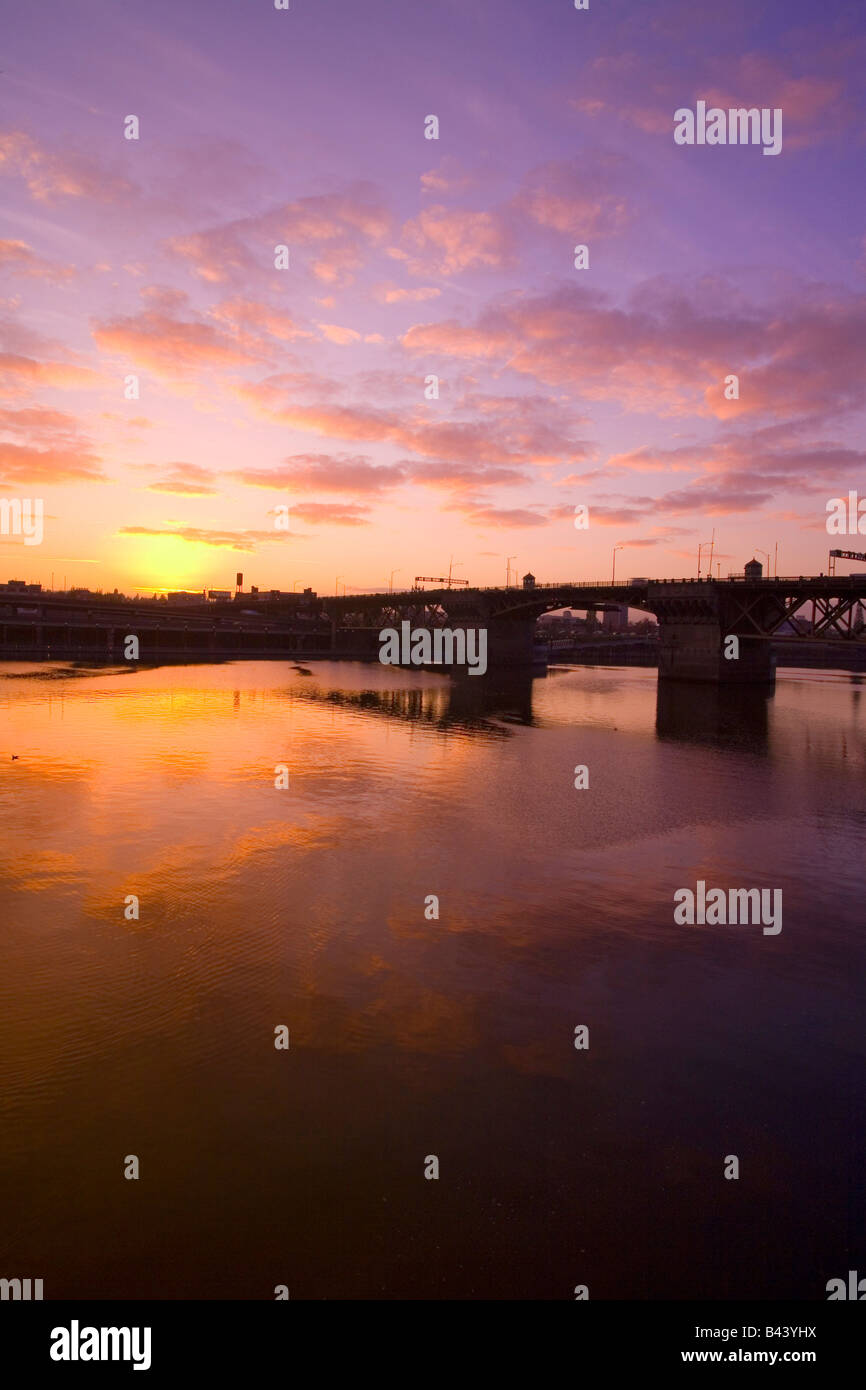 Sonnenaufgang über dem Burnside Bridge, Portland, Oregon, USA Stockfoto