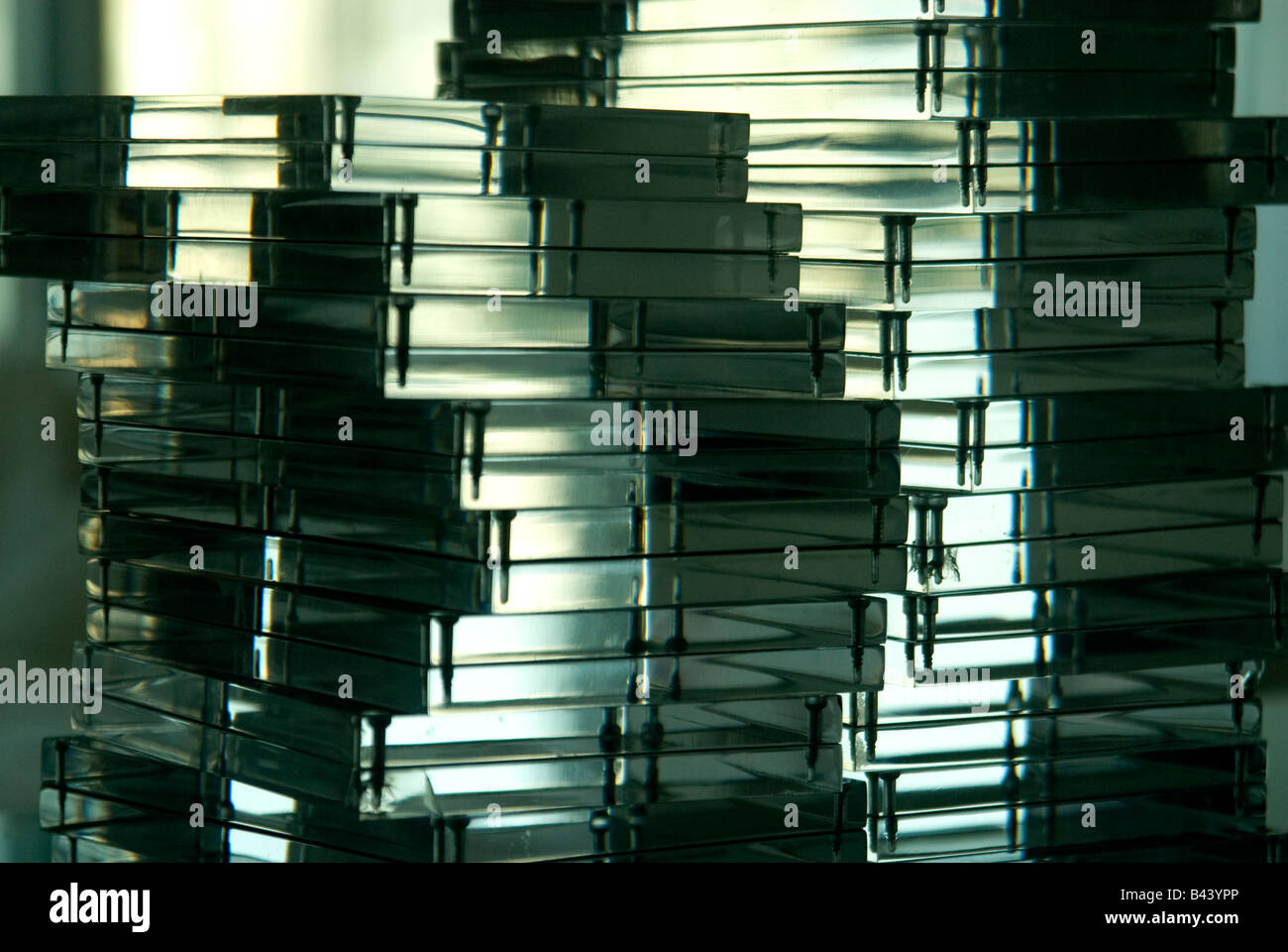 Stapel von Kunststoff Rechtecke mit Licht bildet ein abstraktes Muster. Stockfoto