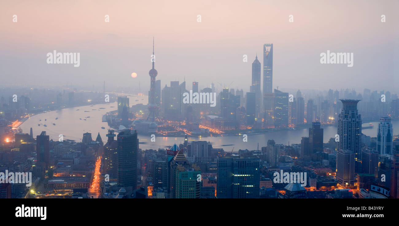 China Shanghai erhöhten Blick auf die Skyline von finanziellen betrachtet über den Huangpu-Fluss Stockfoto