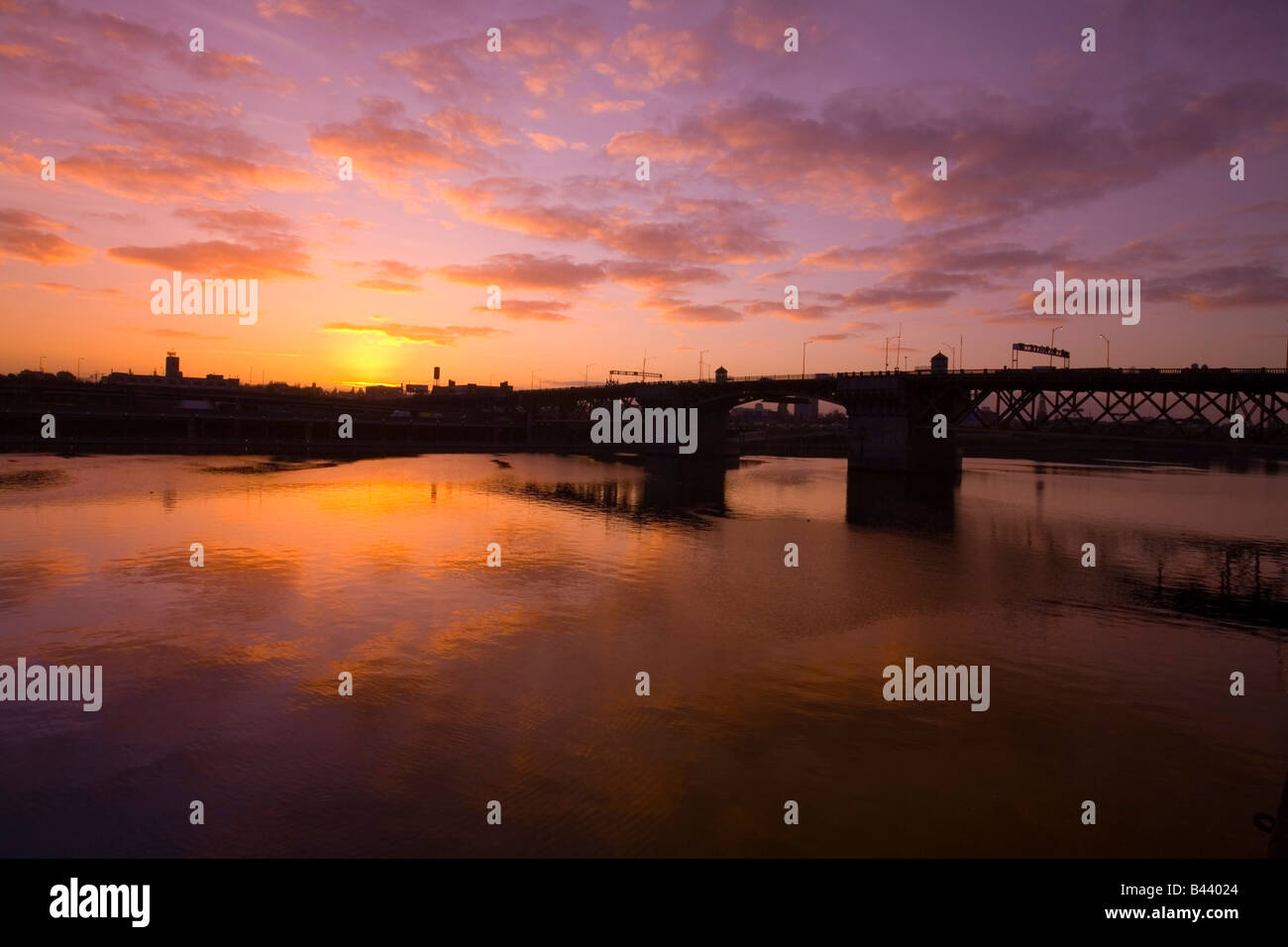 Sonnenaufgang über dem Burnside Bridge, Portland, Oregon, USA Stockfoto