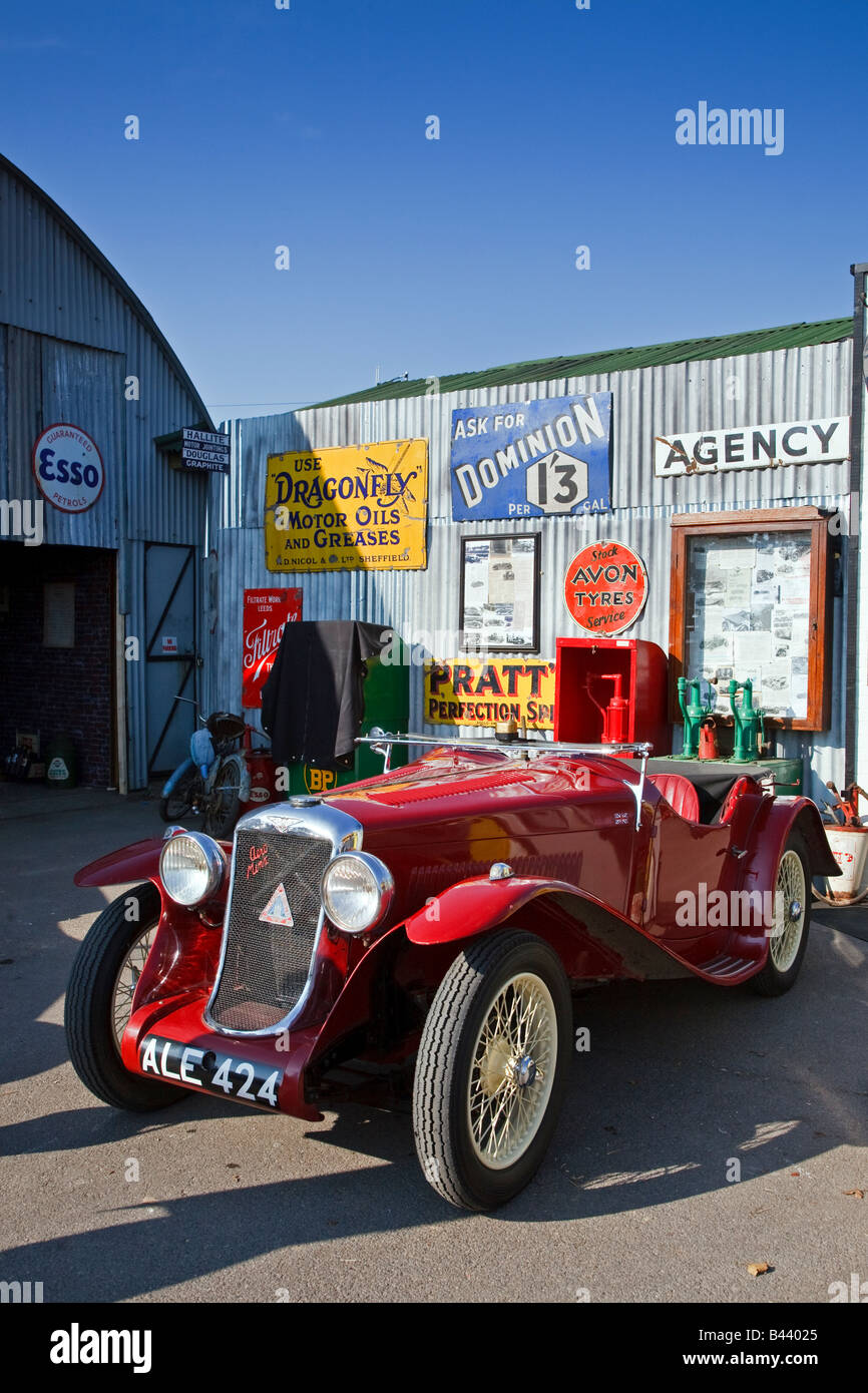 Aero Hillman Minx-1932 Auto in einer Periode Garage in Goodwood Revival 2008 West Sussex England Grossbritannien Great Britain UK Stockfoto
