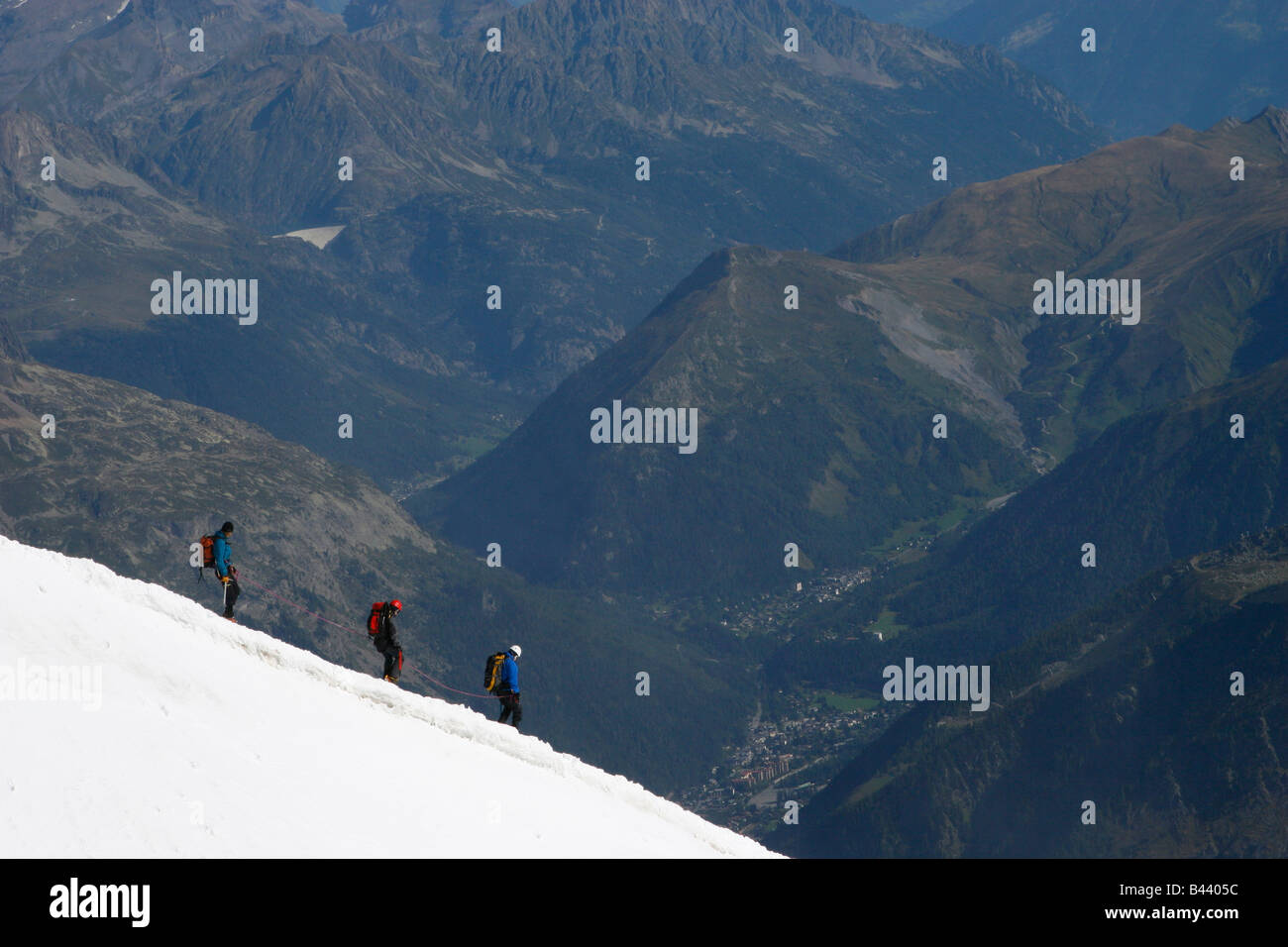 Bergsteiger steigen in das Vallée Blanche von der Aiguille du Midi, in der Nähe von Chamonix in den französischen Alpen. Stockfoto