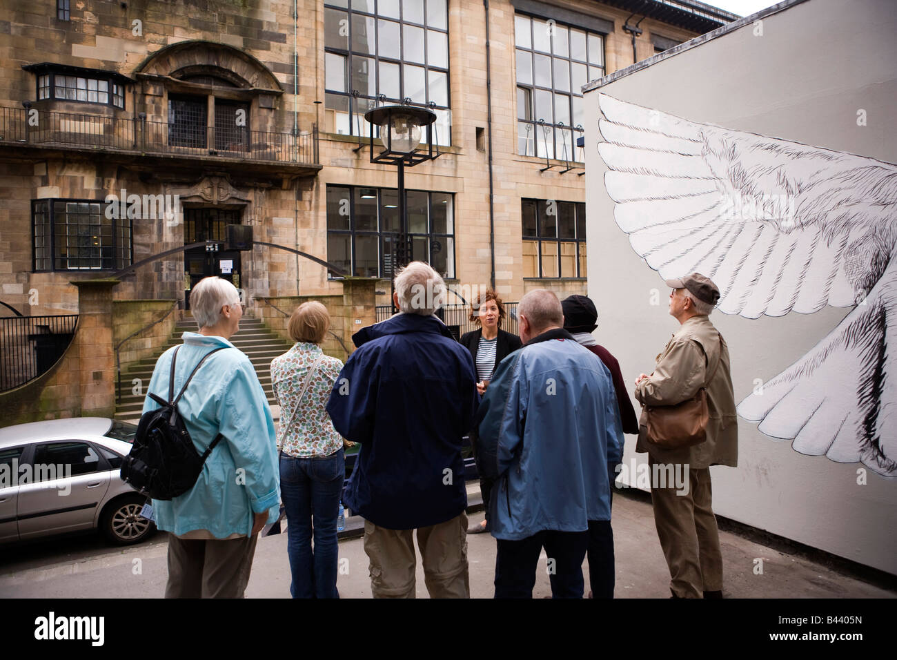 UK Schottland Glasgow School of Art geführte Reisegruppe Blick auf äußere Stockfoto