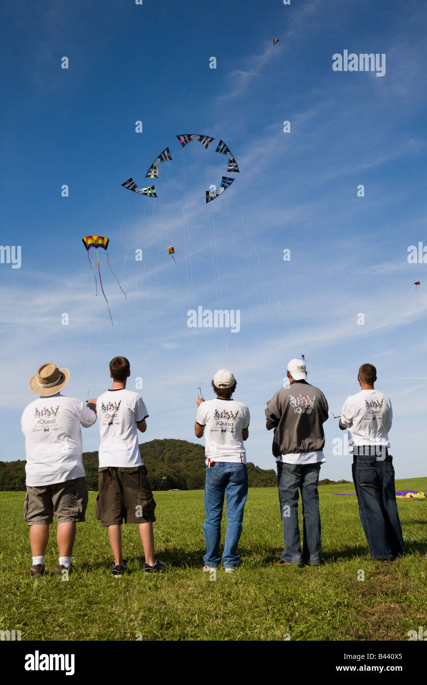 Mitglieder des iQuad Präzision Drachensteigen Team Höchstleistungen Kite Festival Cherry Valley New York State Stockfoto