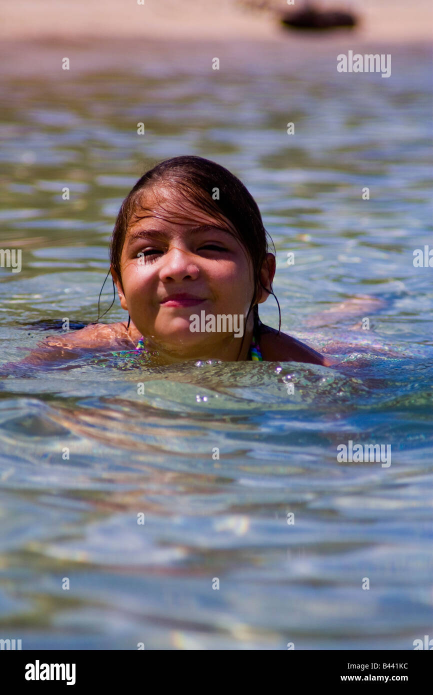 Panama, Isla Grande, schöne Mädchen, Schwimmen im kristallklaren Wasser sie lächelt den sonnigen Tag des Sommers genießen Stockfoto