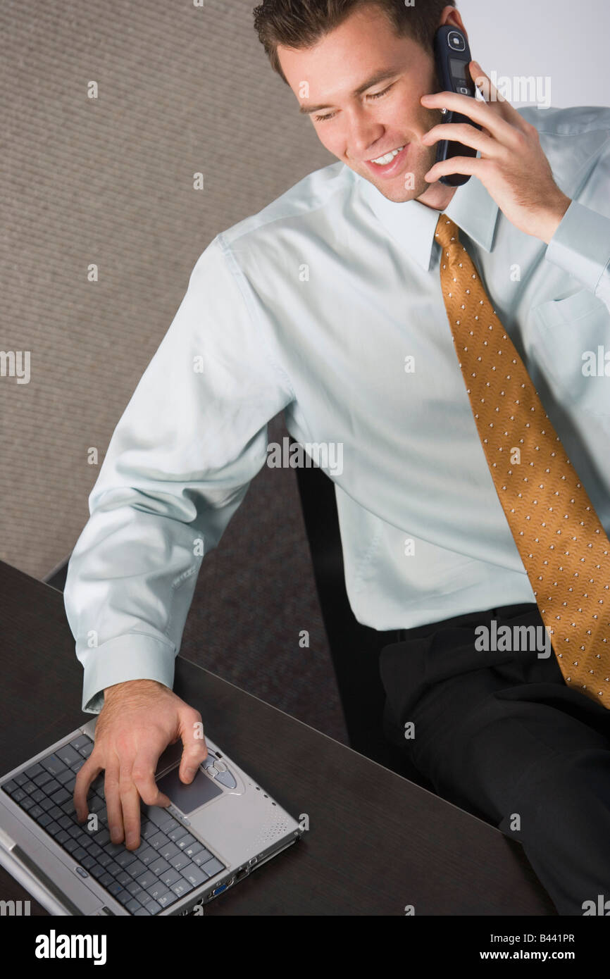 Geschäftsmann am Telefon und seinen laptop Stockfoto