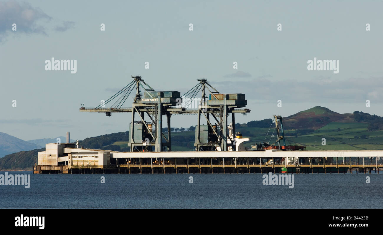 Hunterston Tiefwasserhafen Fairlie, Ayrshire. Eine Bulk-Container-Schiff entlädt seine Ladung Kohle für den Einsatz in schottischen Kraftwerke Stockfoto