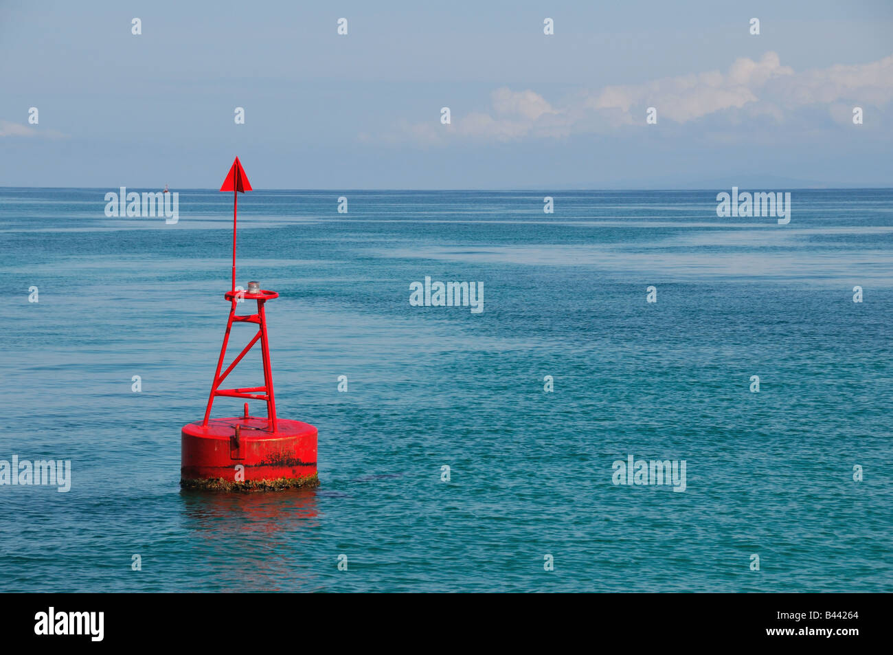 Schwimmende rote navigationsboje auf blauem meer -Fotos und ...
