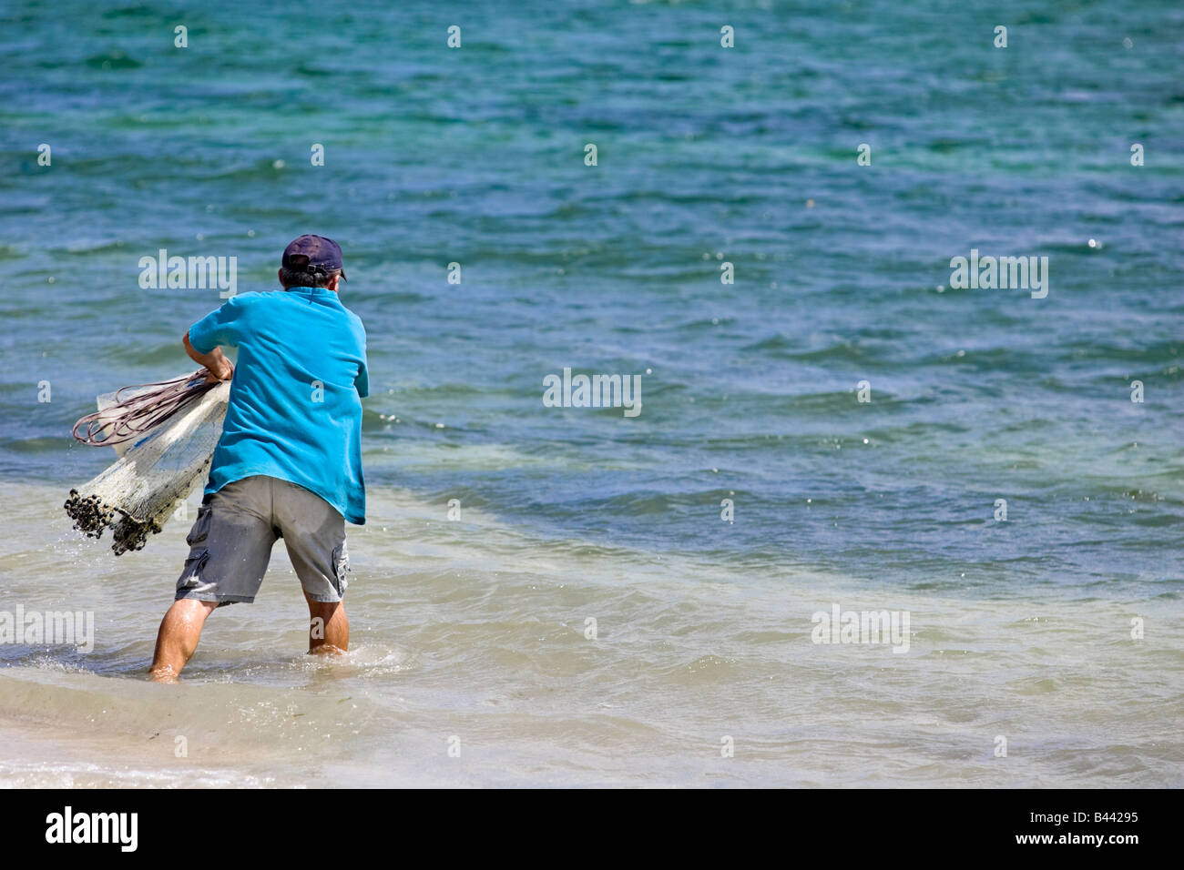 Ein kubanische Mann fischt mit Besetzung Netto in Bahia de Cochinos, Schweinebucht. Kuba. Stockfoto