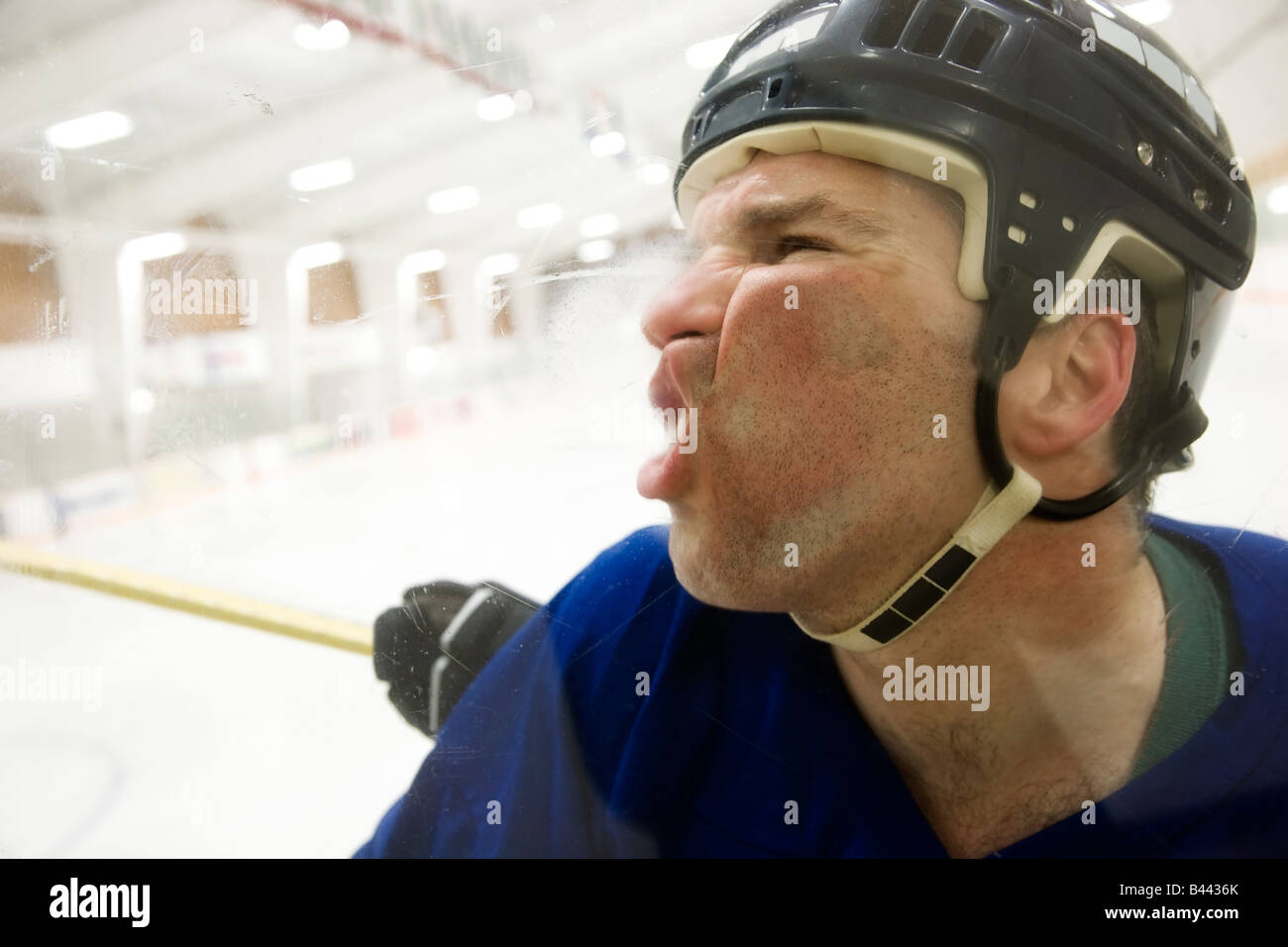 Hockey Player Fighting Stockfotos Und Bilder Kaufen Alamy