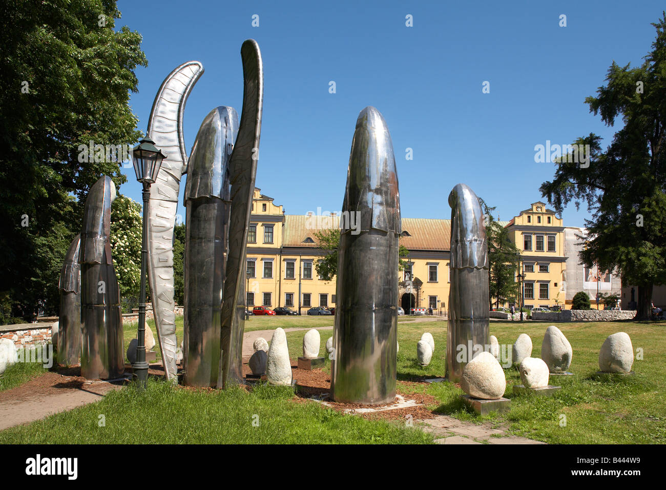 Osteuropa Polen Kleinpolen Krakau Engel unter dem Fenster Skulptur von Michal Batkiewicz mit Blick auf Bischofspalast Stockfoto