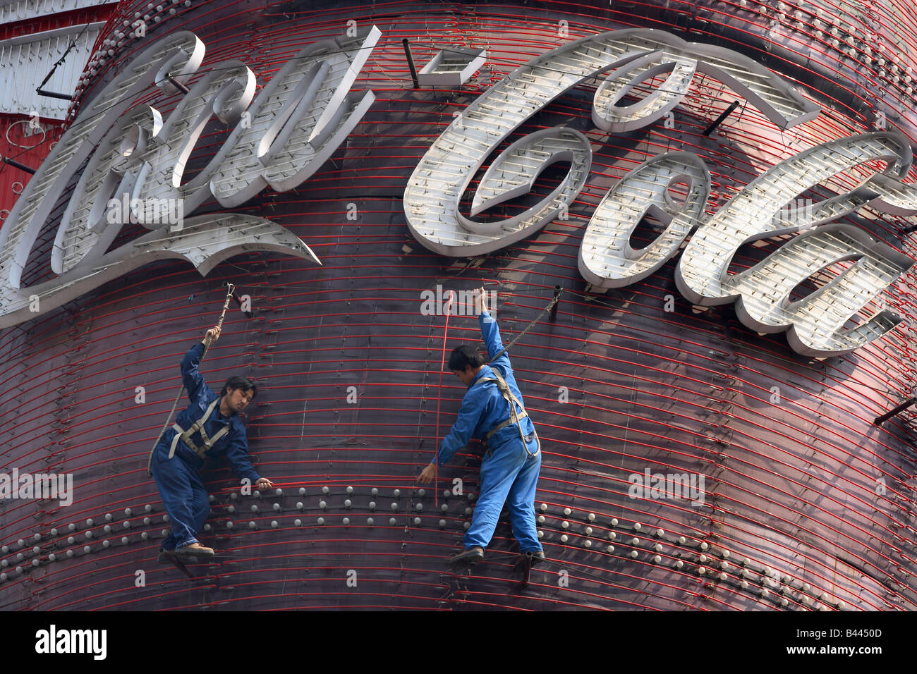Monteure auf eine Coca-Cola-Werbung in Shanghai, China Stockfoto
