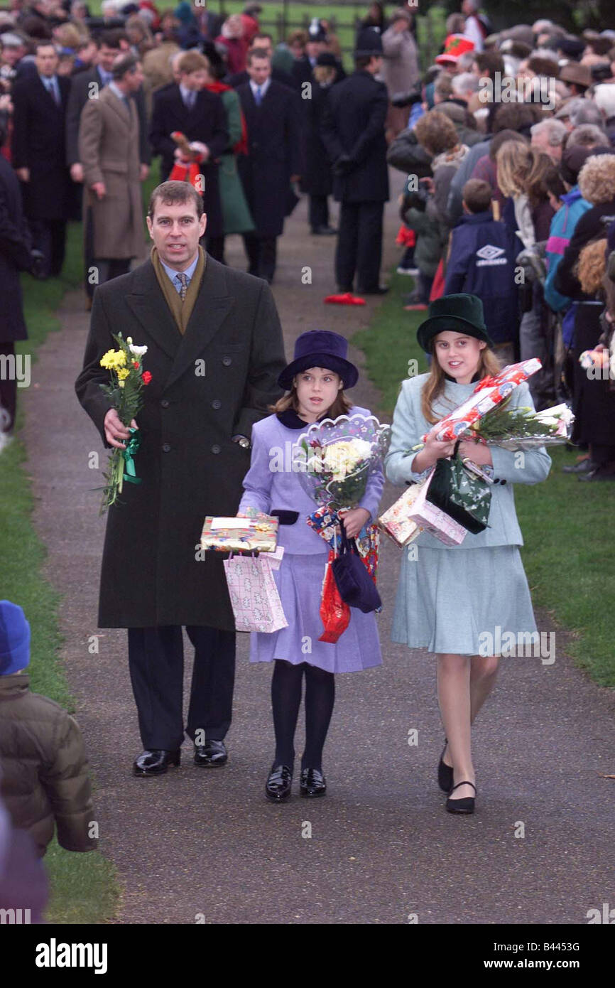 Prinz Andrew in Sandringham Dezember 1999 Prinz Andrew mit Prinzessin Beatrice und Prinzessin Eugenie, die Teilnahme an der Weihnachtstag Service bei St. Mary Magdalene s Kirche auf Sandringham Estate Norfolk mit anderen Mitgliedern der königlichen Familie Stockfoto
