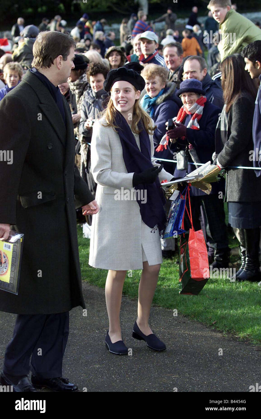 Königliche Familie in Sandringham zu Weihnachten Dezember 2000 Prinz Andrew mit Prinzessin Beatrice Stockfoto