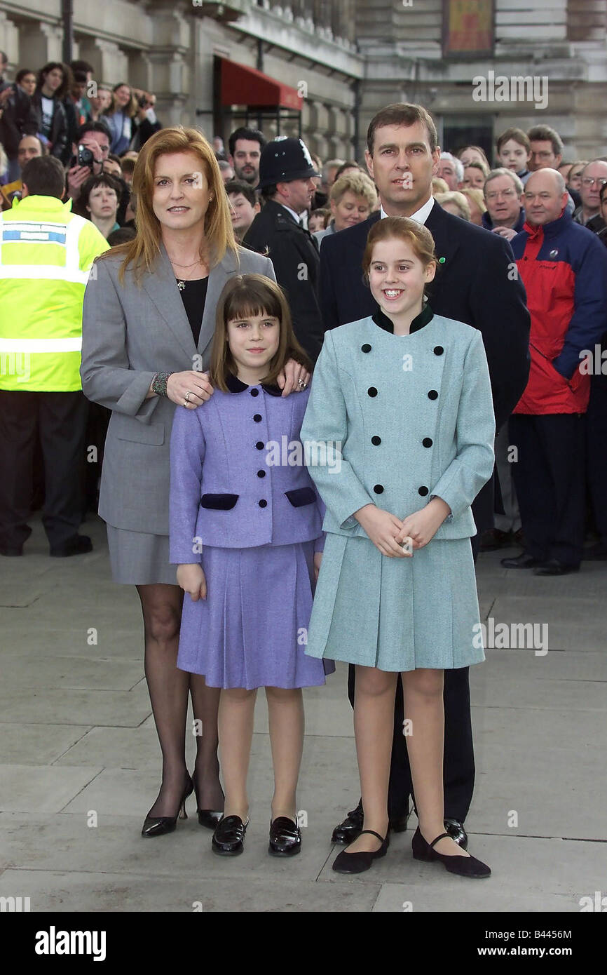 Der Herzog von York Prinz Andrew an seinem Geburtstag mit seiner ex-Frau Sarah Ferguson und ihre Kinder Prinzessin Beatrice und Prinzessin Eugenie vor ihrer Fahrt auf dem London Eye Februar 2000 Stockfoto