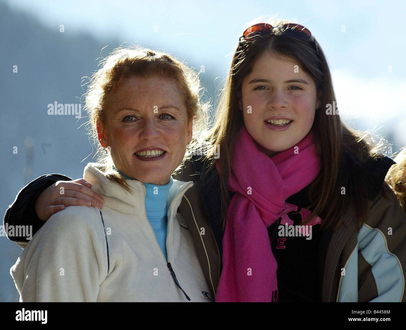 Herzogin von York Sarah Ferguson bei einem Fototermin in Verbier der Schweiz mit ihrer Tochter Prinzessin Eugenie Februar 2003 Stockfoto