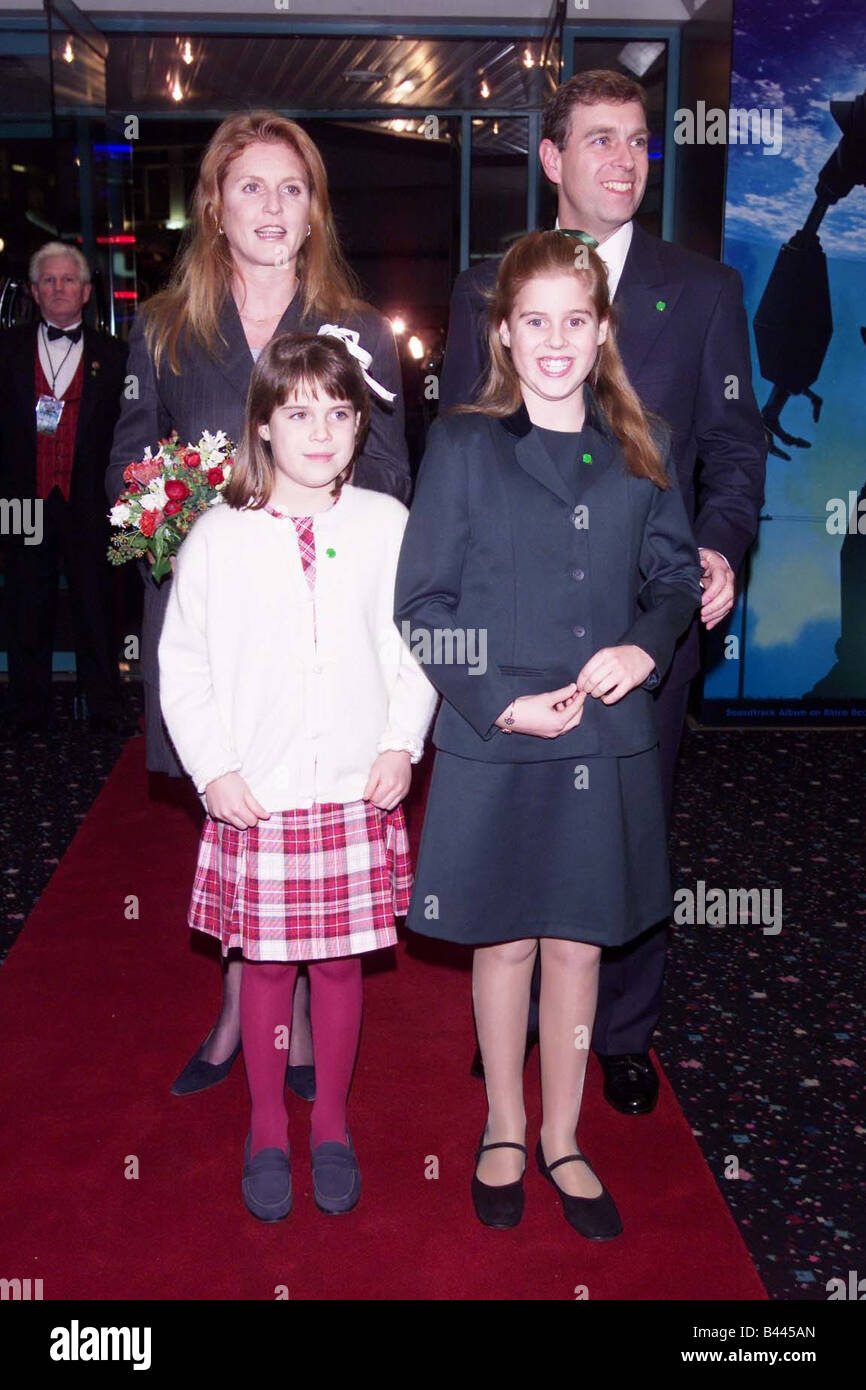 Herzogin von York und Prinz Andrew mit ihren Töchtern Prinzessinnen Beatrice und Eugenie, die Teilnahme an der Premiere von Iron Giant Stockfoto