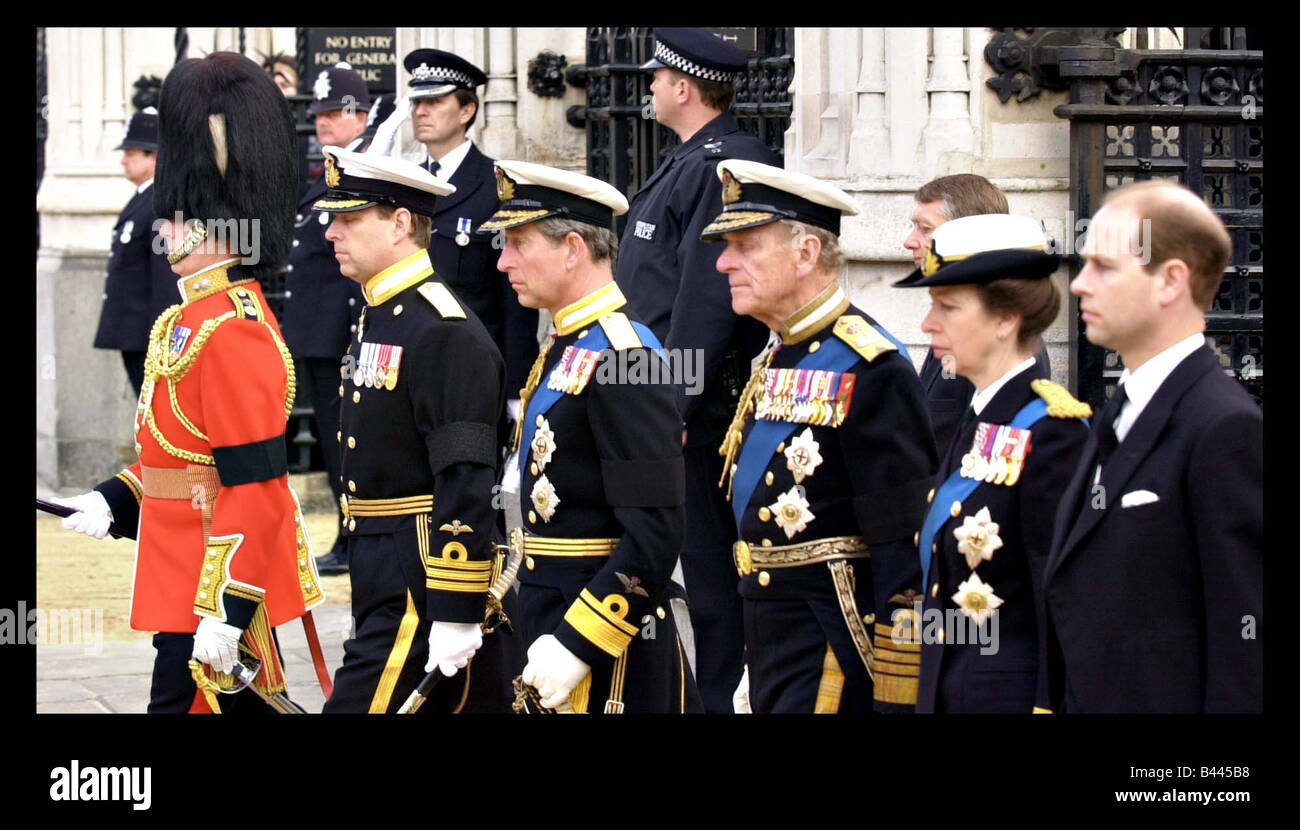 Königsfamilie in einer Prozession zur Westminster Abbey April 2002 Begräbnis der Königin-Mutter Stockfoto