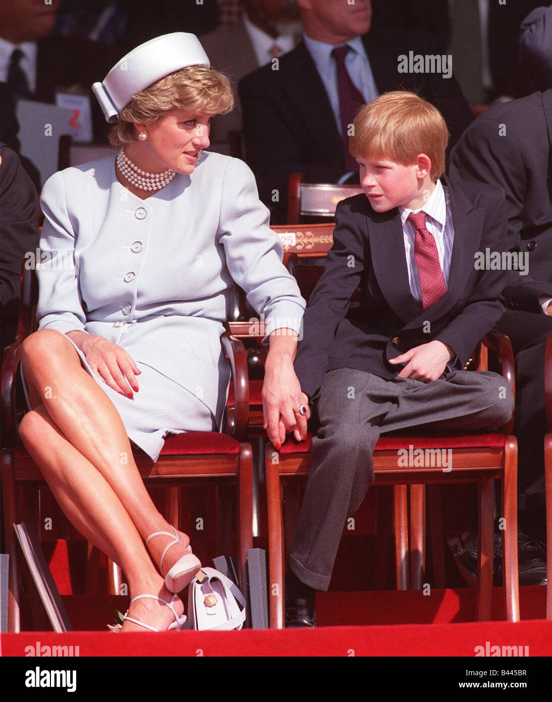 Diana Princess of Wales und Sohn Prinz Harry am VE-Tag Zeremonie Diana haltende Harry s Hand, Mai 1995 Stockfoto