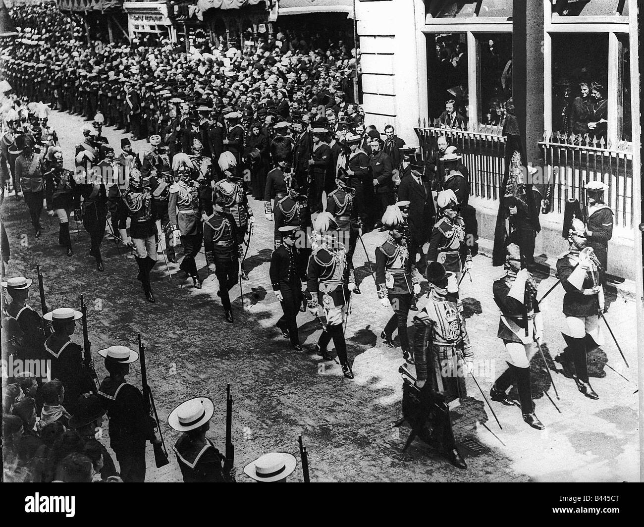 König Edward V11 Beerdigung Windsor 1910 dort auf der Durchreise sind neun Staatsoberhäupter in Bild Marineseeleute mit Gewehren 1910 Stockfoto