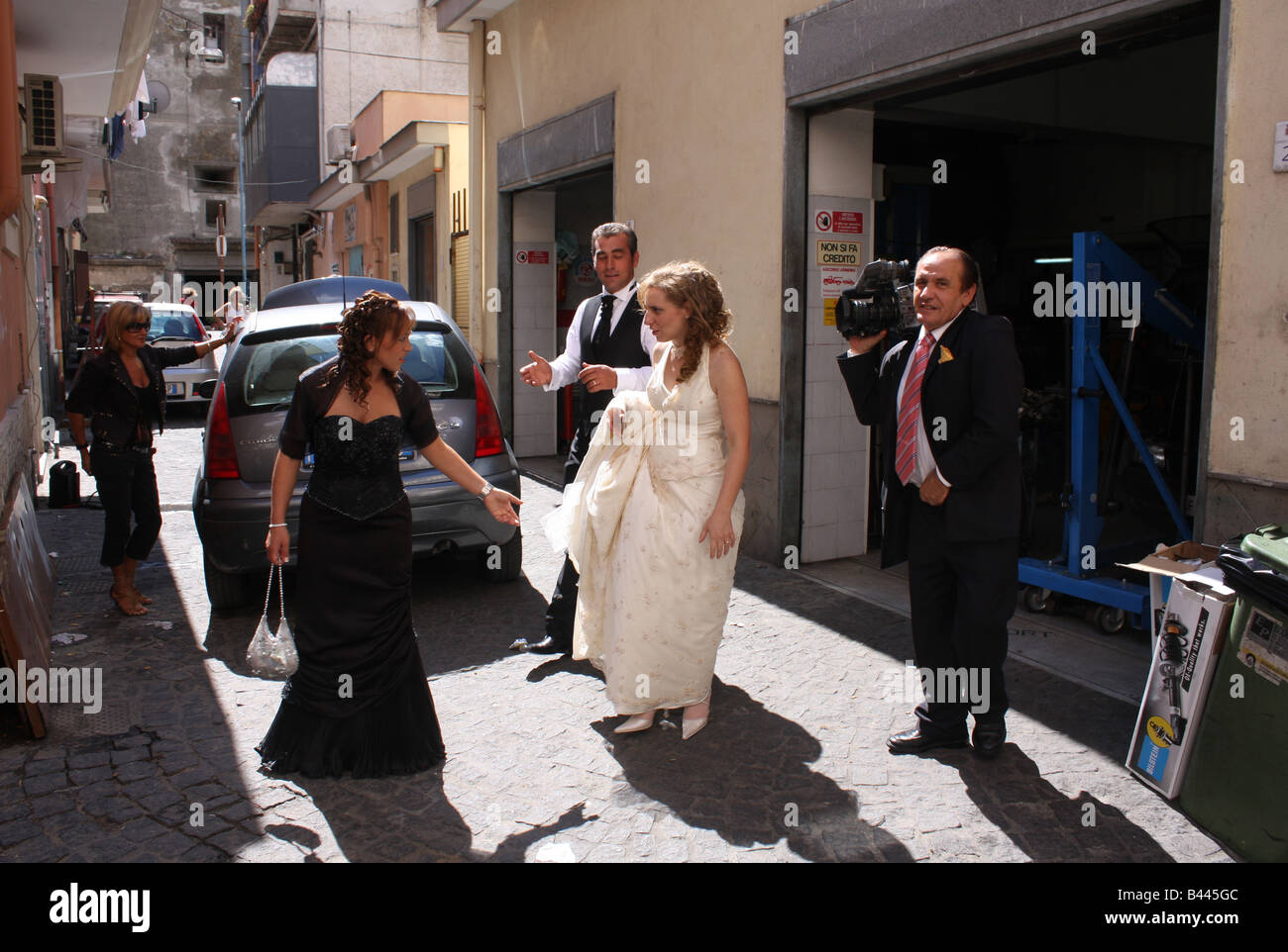 Braut, fotografiert in Seitenstraßen in Pozzuoli in Süditalien Stockfoto